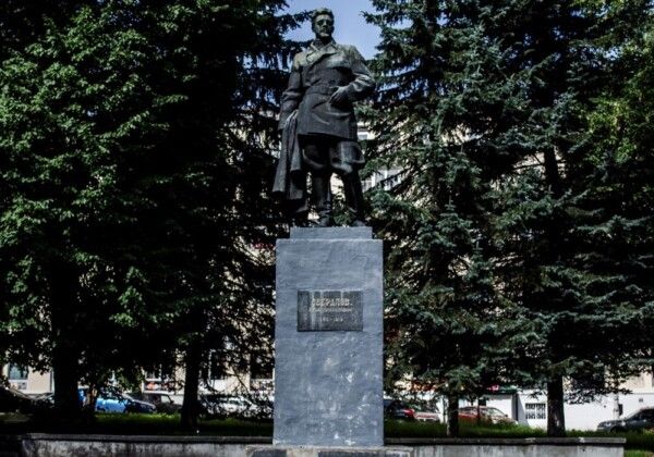 Костромичи смогут покачаться рядом с памятником известному революционеру в Костроме