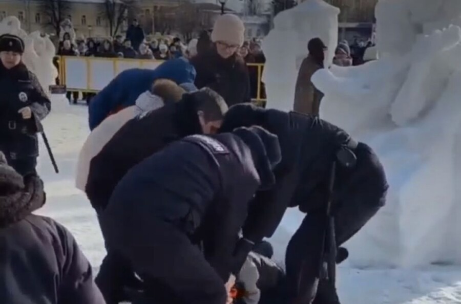 Костромич набросился на полицейских во время фестиваля ледовых скульптур