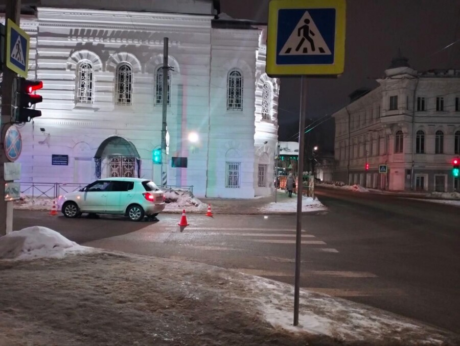 Женщину с 6-летним мальчиком сбили на светофоре в Костроме