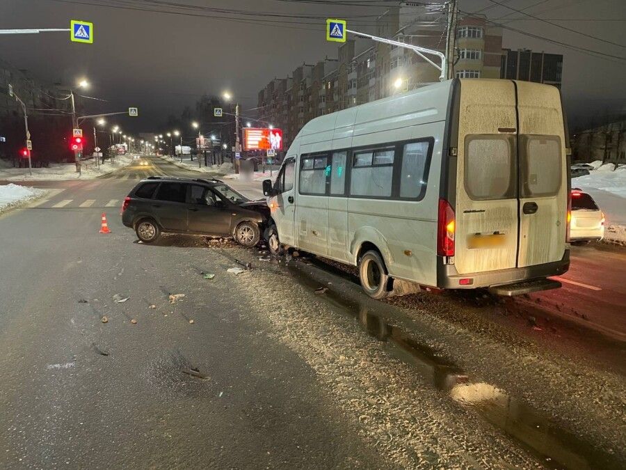 Два водителя получили травмы во время аварии с ГАЗом в Костроме