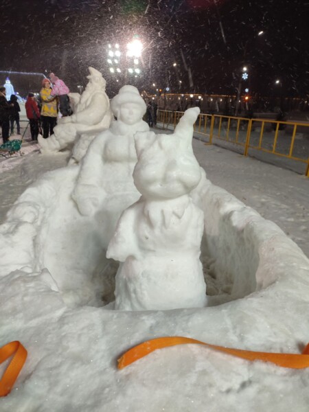 “Ничего святого”: костромичи уже уничтожают ледовые скульптуры в Костроме
