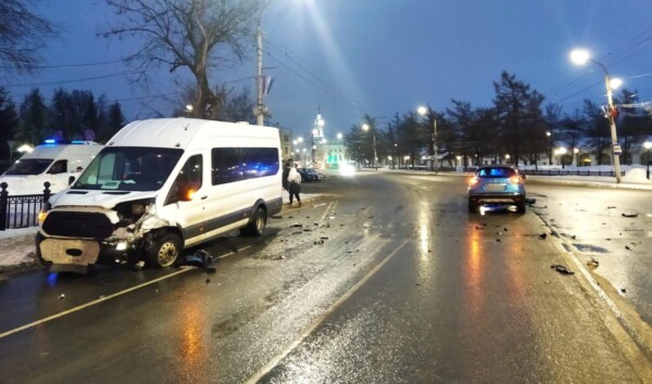8 пассажиров маршрутки пострадали во время аварии в центре Костромы