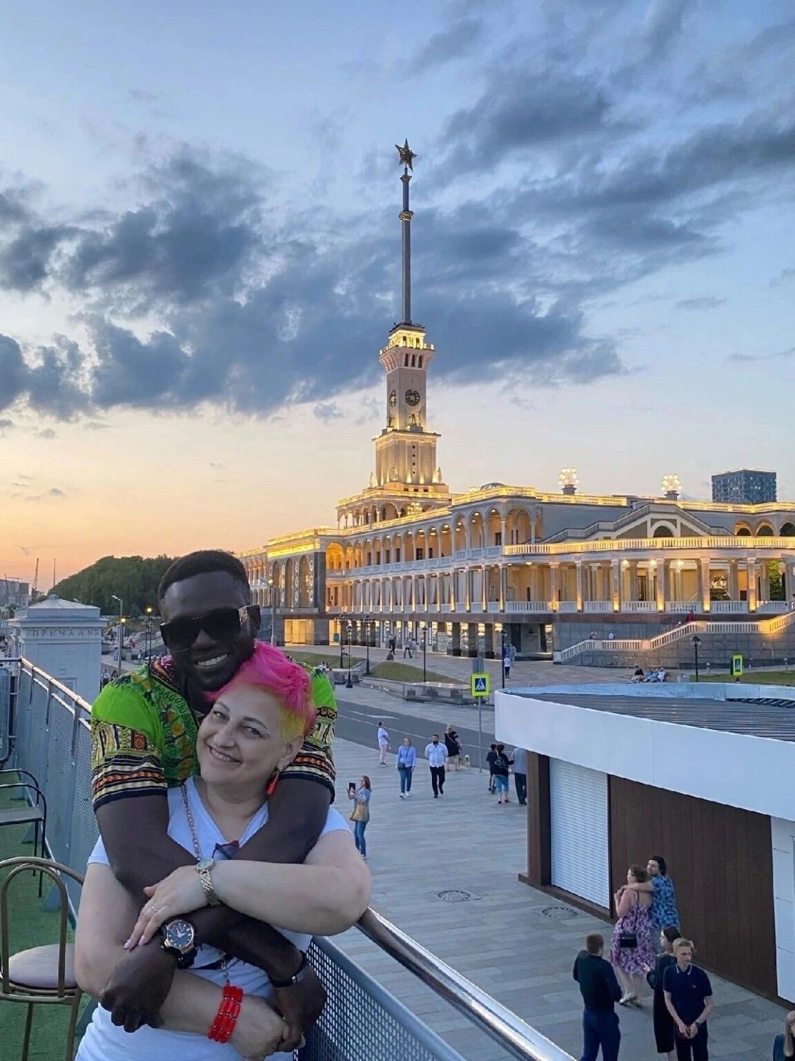 Чем мне нравится москва. Чем мне нравится москва. Мой любимый город москва. Куда сходить в москве с подростком 15 лет. Красивые баннеры москва.