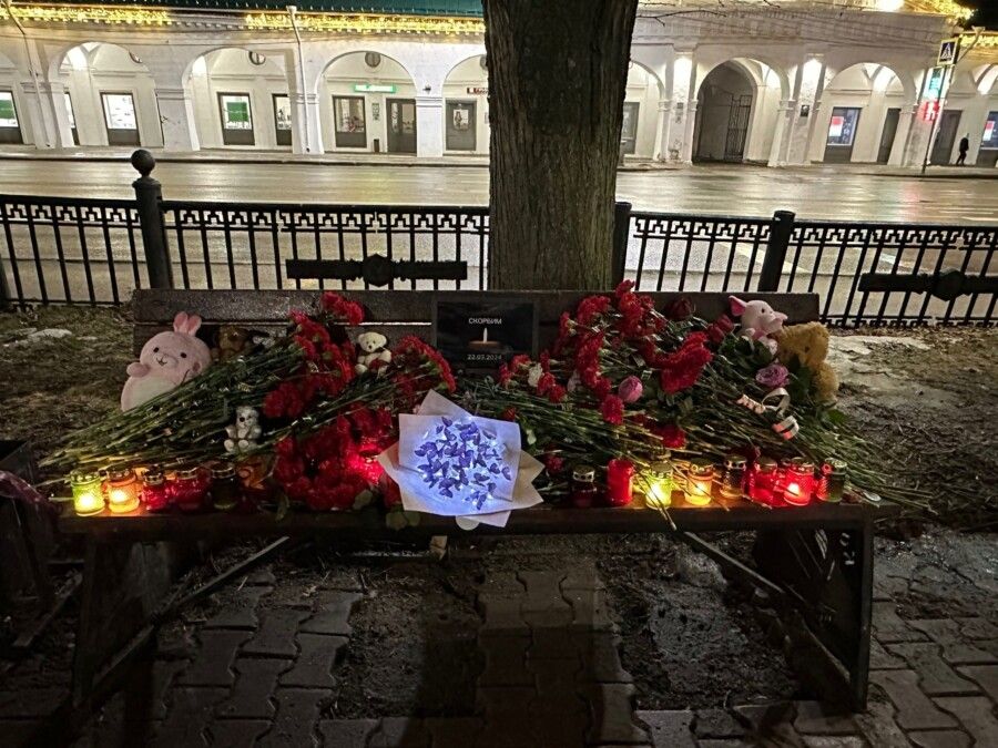 Костромичи несут свечи, игрушки и цветы к месту памяти о погибших в Crocus City Hall