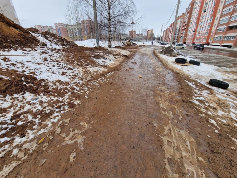 Строительство дорогих домов в Заволжье оставило костромичей без тротуаров