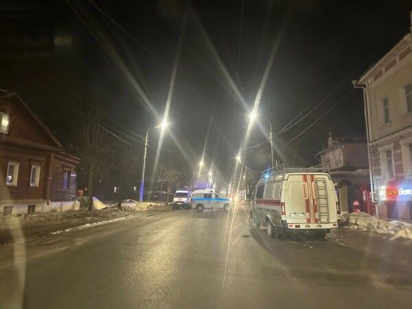 Двух человек спасли сегодня ночью во время пожара в пивном магазине Костромы