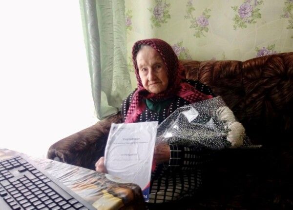 «Ростелеком» подарил компьютер 100-летнему пользователю интернета из Костромской области