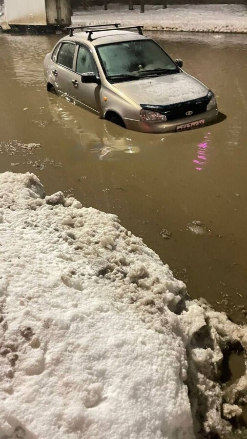 Машина в Костроме утонула прямо на дороге