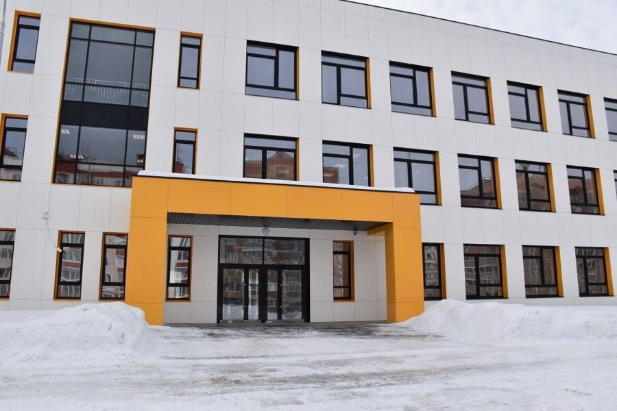 Новая школа в Костроме вызвала бурную реакцию обманутых дольщиков