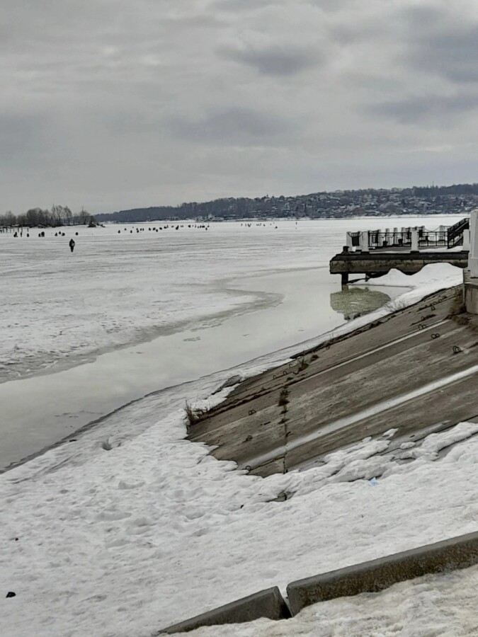 Смерти не боятся: рыбаки в Костроме массово выходят на лед в промоинах