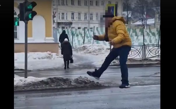 Жаркие танцы стали причиной пробки в центре Костромы