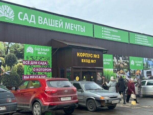 Дачный сезон начинается — люди уже закупаются: в Костроме открылся огромный садовый центр