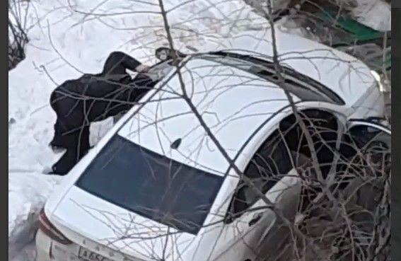 Есть погибший: автомобиль влетел в подъезд многоэтажки в Костроме