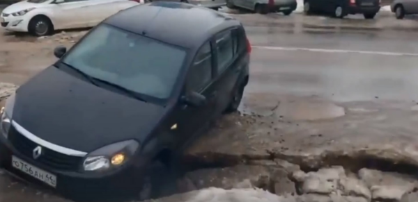 Дорога в Костроме засосала две машины