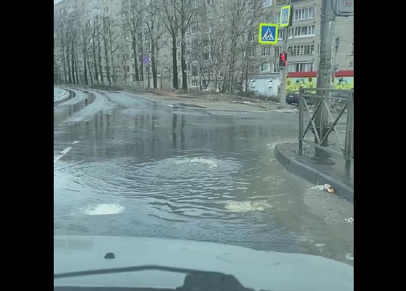 Запахло весной: ручьи зловонной канализации зажурчали по улицам Костромы