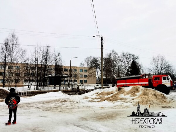 Школы и колледжи массово эвакуируют из-за предупреждений о минировании в Костроме