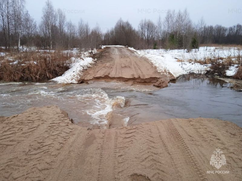 Началось: река вышла из берегов и затопила мост под Костромой