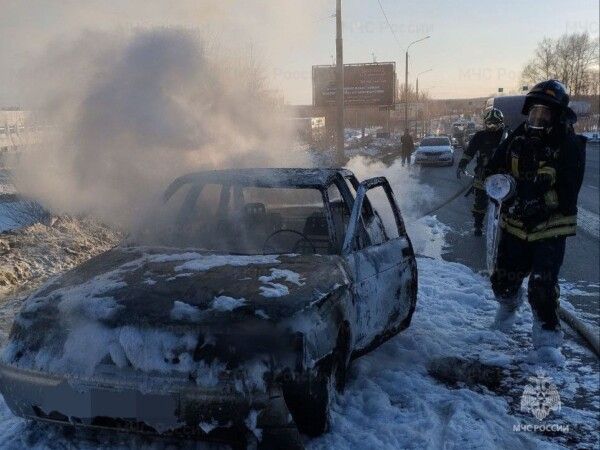 Автомобиль загорелся на дороге в Костроме