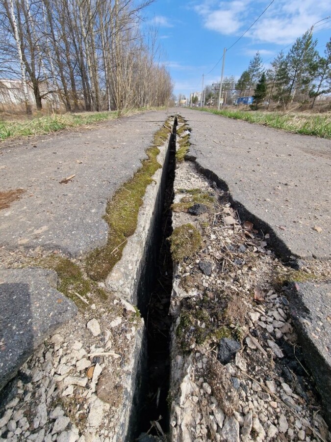 “Как после землетрясения”: огромная дыра появилась на одном из тротуаров в Костроме