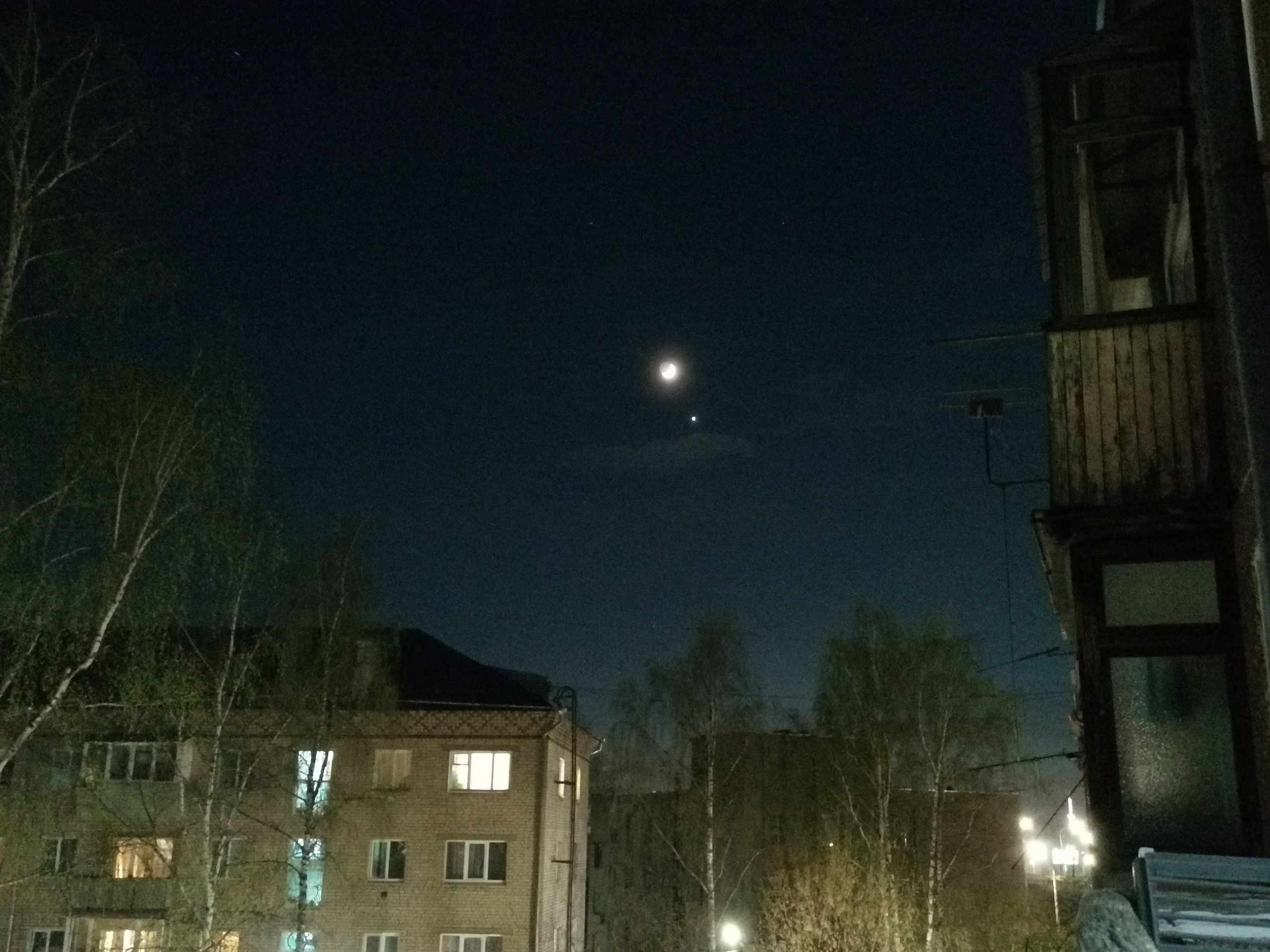 23 апреля лунный. Северное сияние в Костроме 23 апреля 2023. Месяц на небе.