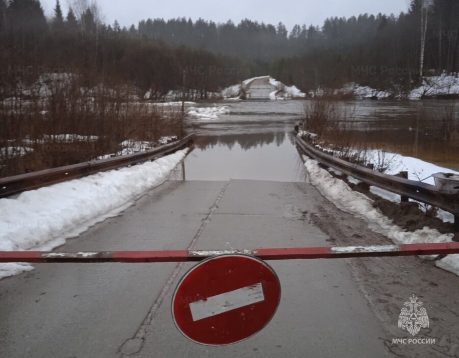Мост через реку Кострома ушел под воду