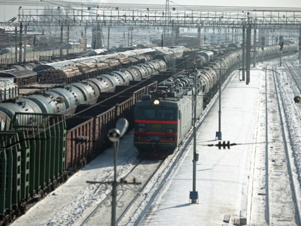Поезд сбил сидящую на путях женщину в Костромской области