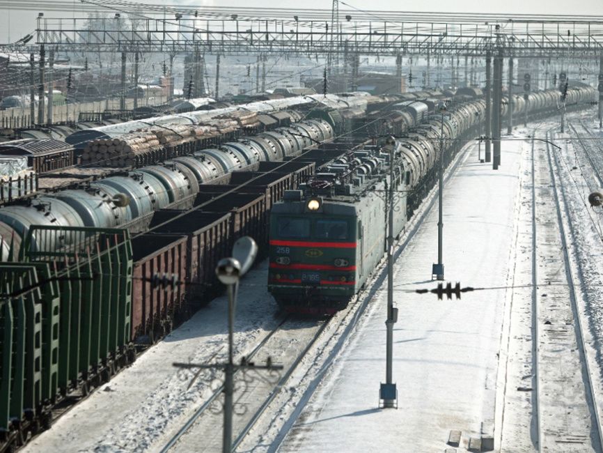 Поезд сбил сидящую на путях женщину в Костромской области