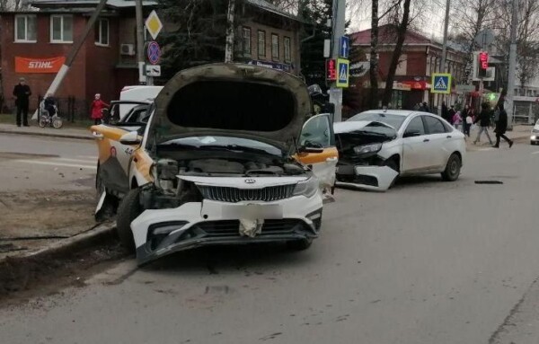 Жуткая авария с такси произошла на перекрестке в Костроме
