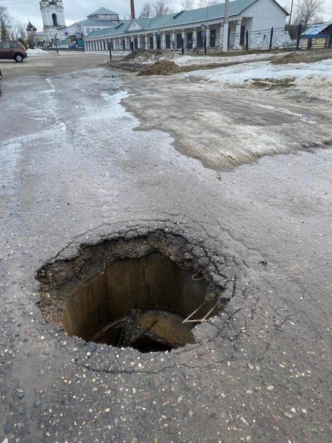 Костромичи обвинили нечистую силу в появлении огромных ям на дорогах