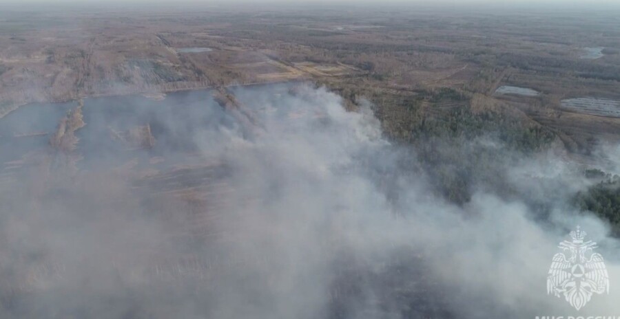 Горит сутки: беспилотники отправили на тушение страшного пожара в Костромской области