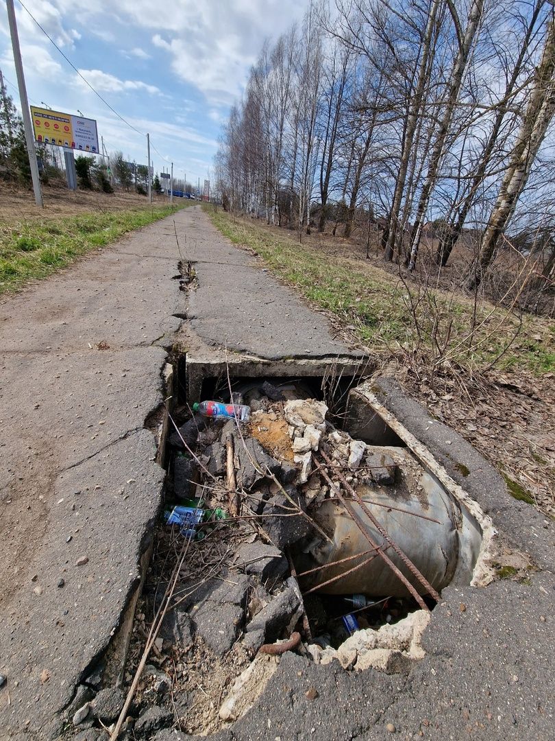 “Как после землетрясения”: огромная дыра появилась на одном из тротуаров в Костроме