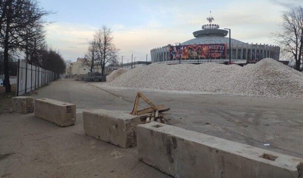 Парочкой тротуаров в Костроме пришлось временно пожертвовать ради фонтана