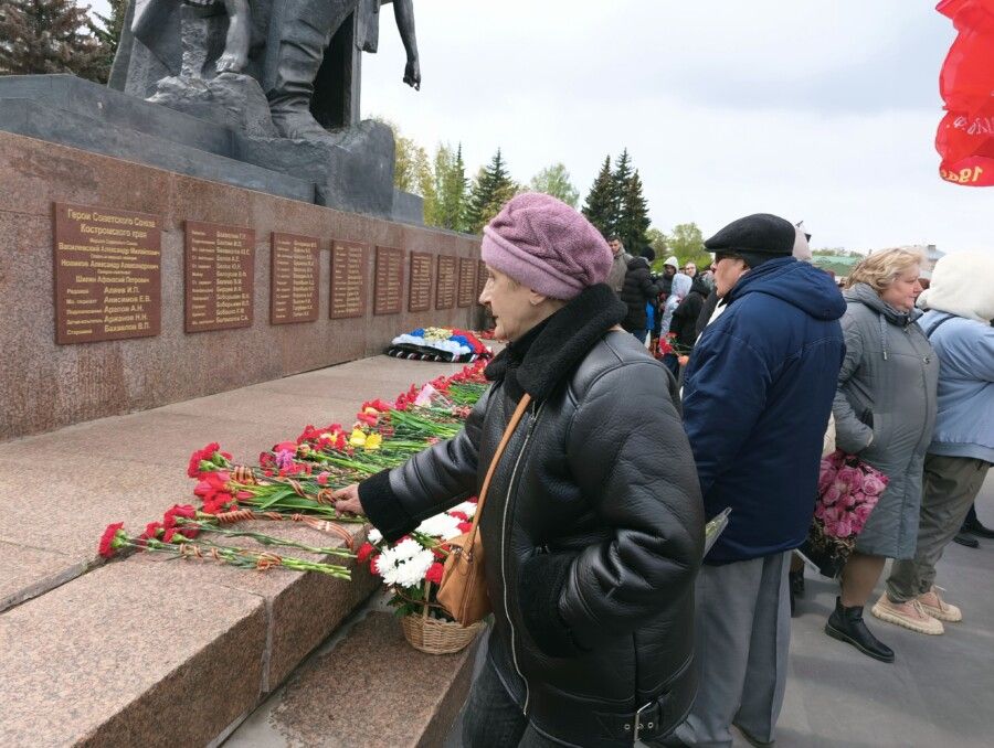 Вопреки снегу и слезам: как прошел День Победы в Костроме