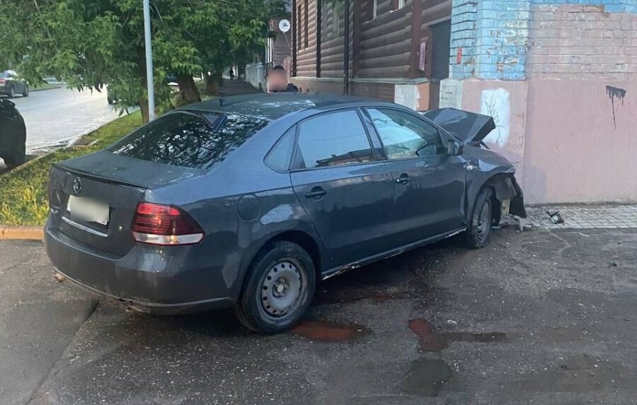 Водитель на Volkswagen врезался в дом в Костроме