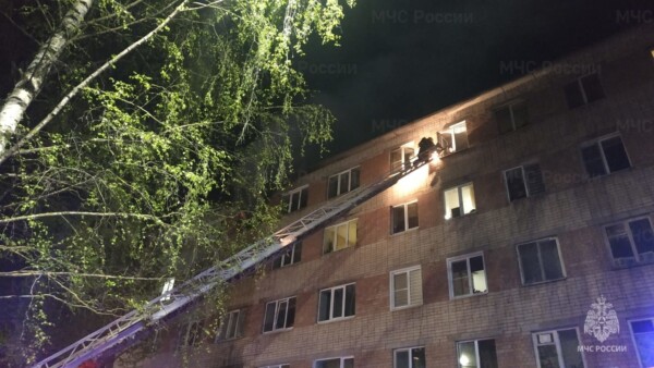 40 человек эвакуировали из горящей многоэтажки в Костроме
