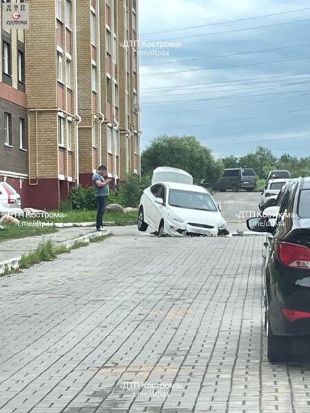 Машина провалилась в яму у многоэтажки в Костроме