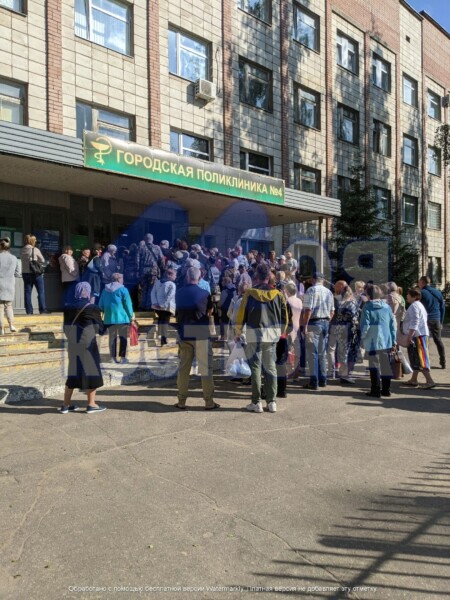 С 5 утра: битву за талоны к врачам устроили в поликлинике Костромы