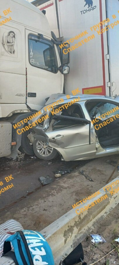Смертельная авария: две фуры раздавили легковушку в Костромской области