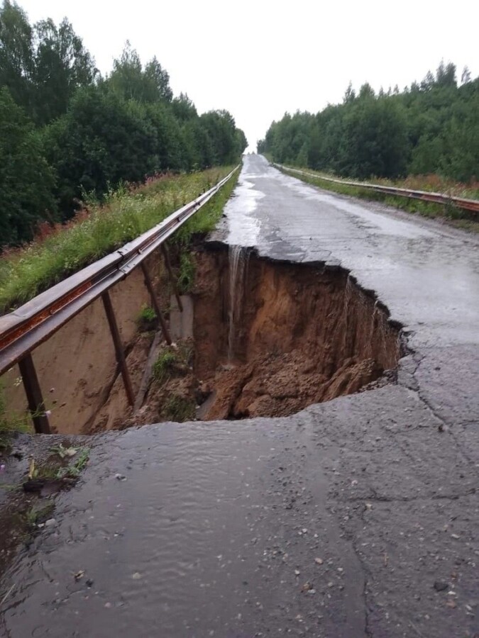 Огромный разлом появился на трассе в Костромской области