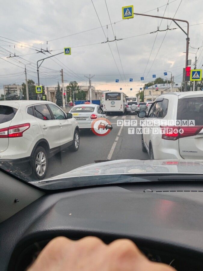 Уже традиция: Кострома встала в огромную пробку на том же месте