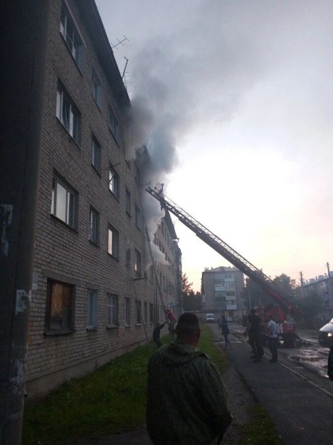 Жителей многоэтажки увезли в больницу после страшного пожара под Костромой
