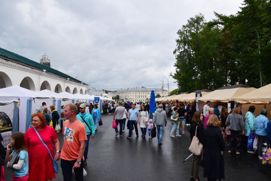 Не протолкнуться: как проходит фестиваль сыра в Костроме