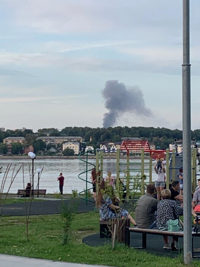 Столб дыма: вся Кострома наблюдала за пожаром в цехе вторсырья