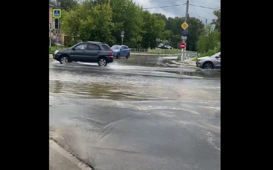 Реки кипятка потекли по улице Никитской в Костроме