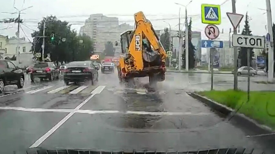 Маскировка под лужу: огромную яму обнаружили на дороге в центре Костромы