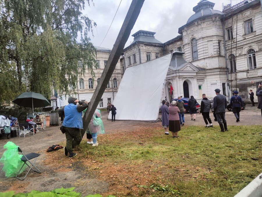 Много актеров массовки набирают для съемок сериала в Костроме