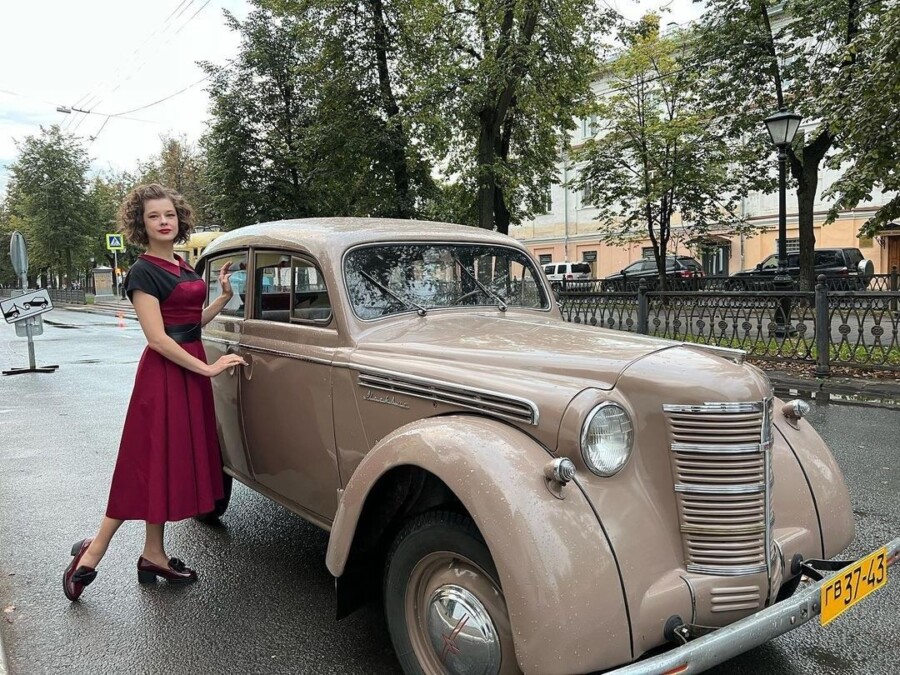 Звезда фильма “Экипаж” похвасталась красивым платьем в Костроме