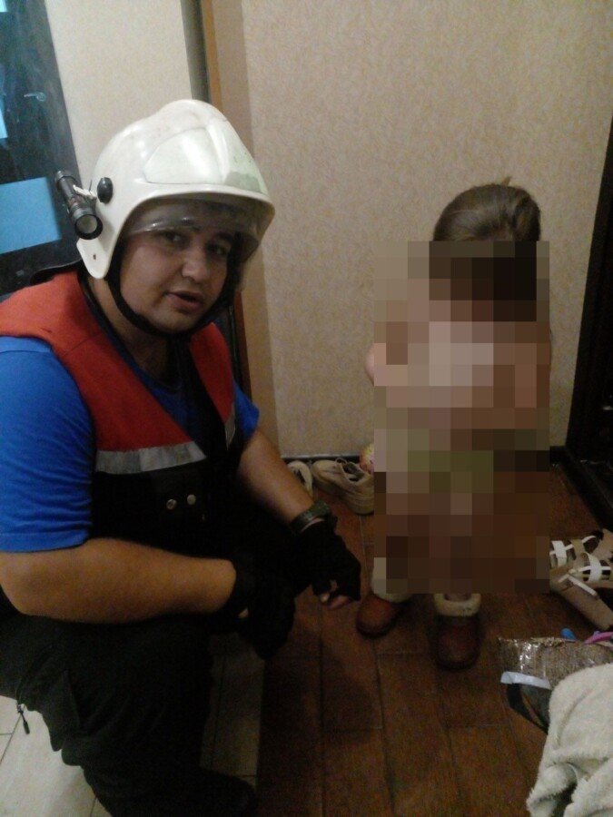 Свисающего с подоконника 6 этажа малыша заметили в Костроме