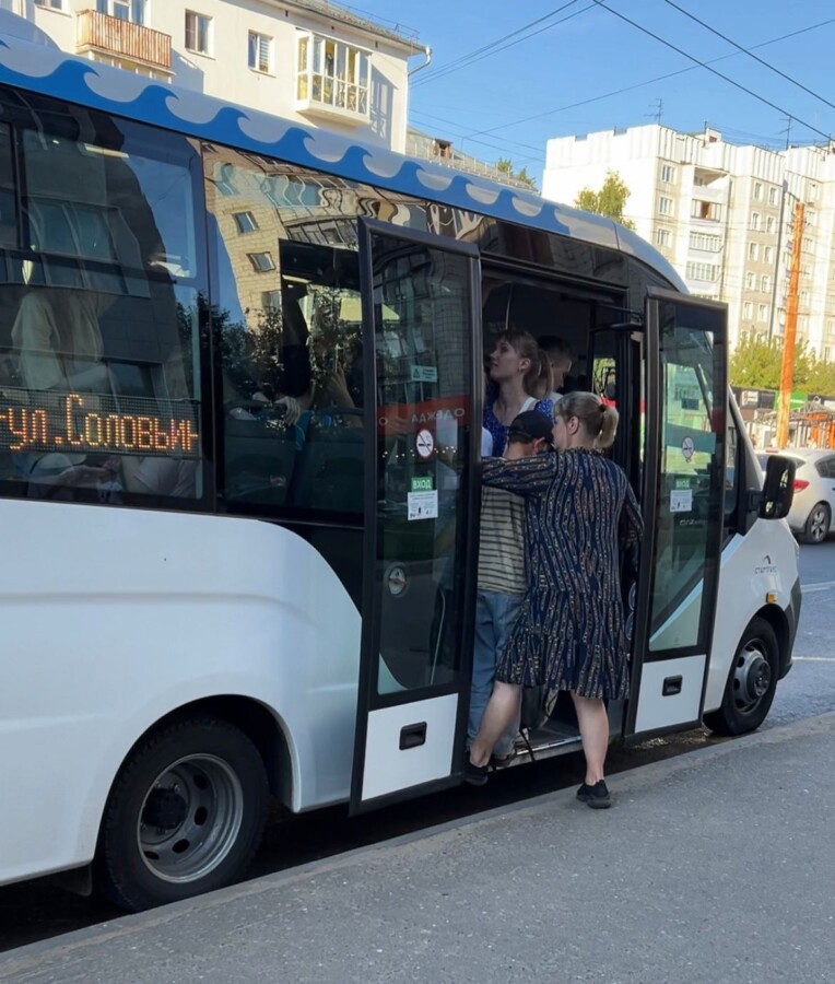 Безвыходная ситуация: пассажиры штурмуют автобусы до Давыдовского в Костроме