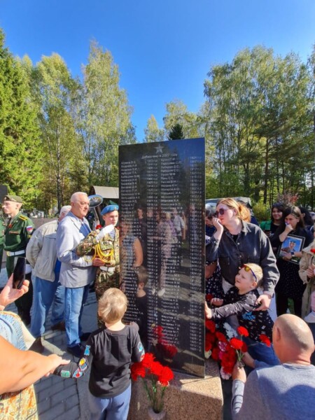 Памятники погибшим участникам СВО решили сделать одинаково черными в Костроме